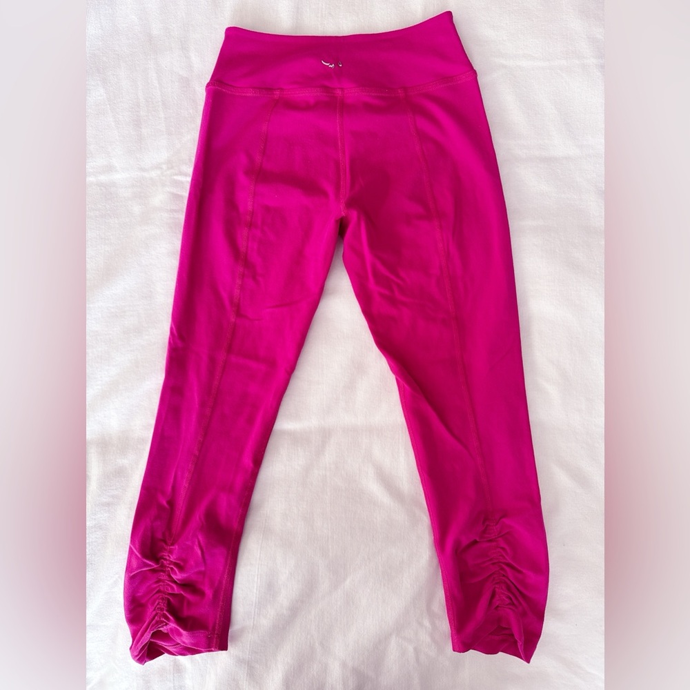 Beyond Yoga Fuchsia capris